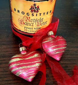 Brogsitter Rotsekt Sanct Peter with decorative glass hearts and ribbon
